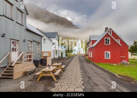 Seydisfjordur, Islande- 24 août 2015 : église historique en bois et bâtiments dans la ville portuaire de Seydisfjordur située près du fjord. Montagnes dans Banque D'Images