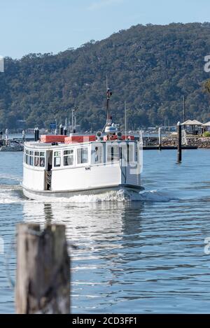 Le ferry de Dangar Island appelé Sun circule tous les jours entre l'île, la communauté à Little Wobby et Brooklyn à 55 km au nord de Sydney, en Australie Banque D'Images