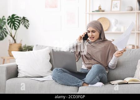 Stress commercial à distance. Femme d'affaires arabe en colère ayant des problèmes lorsqu'elle travaille à la maison Banque D'Images