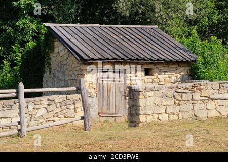 Ancienne maison rurale avec toit en bois et murs en pierre. Le village européen préserve les traditions et la culture rustiques. Banque D'Images