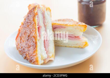 Sandwich monte cristo, vue sur la façade de la framboise Banque D'Images