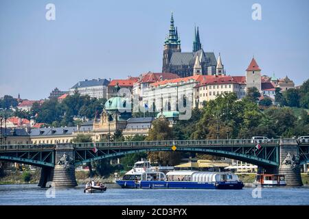Le château de Prague, l'Académie Straka et le pont Cech au-dessus de la Vltava dans le centre de Prague, République tchèque, le 11 août 2020. (CTK photo/vit Simanek Banque D'Images