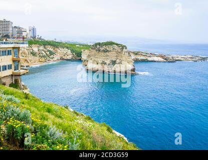 Le célèbre monument Pigeon Rock, dans le quartier chic de Raouché, sur la côte méditerranéenne de Beyrouth, au Liban Banque D'Images