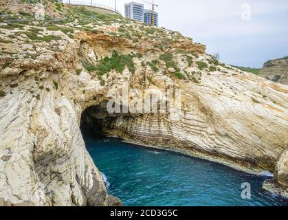 Formations rocheuses sur la côte dans le quartier chic de Raouché, sur la côte de Beyrouth, Liban Banque D'Images