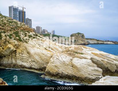 Formations rocheuses sur la côte dans le quartier chic de Raouché, sur la côte de Beyrouth, Liban Banque D'Images