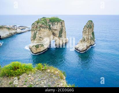 Le célèbre monument Pigeon Rock, dans le quartier chic de Raouché, sur la côte de Beyrouth, au Liban Banque D'Images