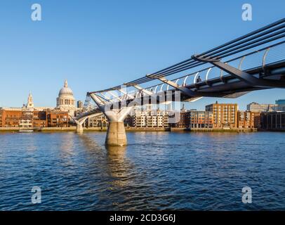 Vue depuis la rive sud de la Tamise sur le pont du millénaire jusqu'à la rive nord du remblai et la cathédrale Saint-Paul, ville de Londres Banque D'Images