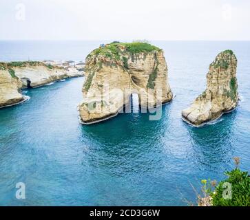 Le célèbre monument Pigeon Rock, dans le quartier chic de Raouché, sur la côte de Beyrouth, au Liban Banque D'Images