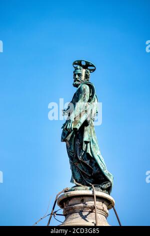 Statue en bronze de Saint Pierre au sommet de la colonne Trajan, Rome, Italie Banque D'Images