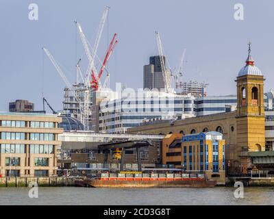 Grues à tour dans le développement du bâtiment Bloomberg à Le quartier financier de la ville de Londres sur le Rive nord de la Tamise Banque D'Images