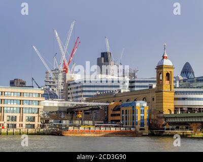 Grues à tour dans le développement du bâtiment Bloomberg à Le quartier financier de la ville de Londres sur le Rive nord de la Tamise Banque D'Images