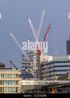 Grues à tour dans le développement du bâtiment Bloomberg à Le quartier financier de la ville de Londres sur le Rive nord de la Tamise Banque D'Images