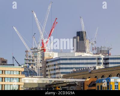 Grues à tour dans le développement du bâtiment Bloomberg à Le quartier financier de la ville de Londres sur le Rive nord de la Tamise Banque D'Images