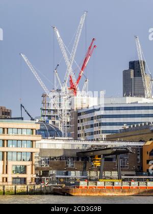 Grues à tour dans le développement du bâtiment Bloomberg à Le quartier financier de la ville de Londres sur le Rive nord de la Tamise Banque D'Images