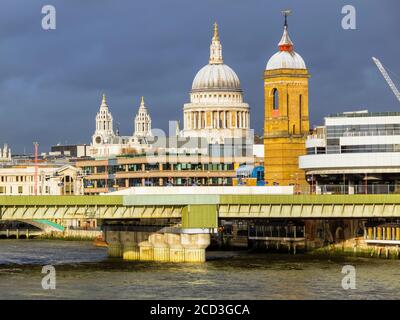 Vue depuis la rive sud de la Tamise La cathédrale Saint-Paul et son dôme et le chemin de fer de Cannon Street gare et pont le matin de l'hiver Banque D'Images