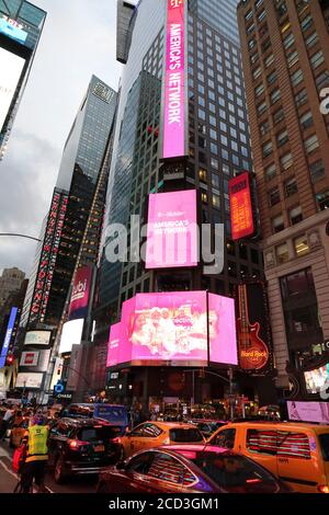 New York, États-Unis. 08 octobre 2019. New York, USA octobre 2019: Impressions New York - octobre - 2019 New York, Time Square, T-mobile publicité, rue, trafic, | usage dans le monde crédit: dpa/Alay Live News Banque D'Images