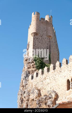 Vue sur le château (niché dans la roche) avec un caractère défensif de la population de Frias, Burgos, Castille et Leon, Espagne. Banque D'Images