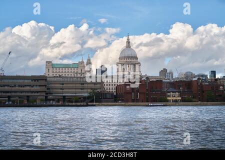 La Tamise, Blackfriars Pier, City of London School et la cathédrale Saint-Paul au coucher du soleil. Nuages de tempête blancs en arrière-plan. Banque D'Images