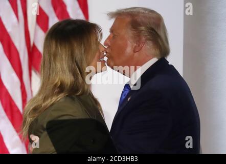 LE président AMÉRICAIN Donald J. Trump embrasse la première dame des États-Unis Melania Trump après que la première dame ait prononcé son discours durant la deuxième nuit de la convention nationale républicaine, dans le Rose Garden à la Maison Blanche à Washington, DC, États-Unis, le 25 août 2020. En raison de la pandémie du coronavirus, le Parti républicain a adopté un format télévisé pour sa convention.Credit: Michael Reynolds/Pool via CNP/MediaPunch Banque D'Images