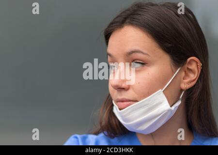 Une jeune infirmière prend une pause de son masque. Banque D'Images