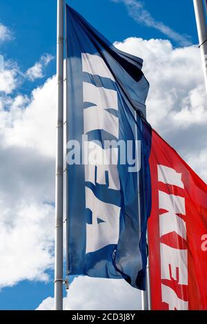 Londres, Royaume-Uni. 24 août 2020. Drapeaux au magasin IKEA de la chaîne scandinave à Greenwich. Crédit : SOPA Images Limited/Alamy Live News Banque D'Images