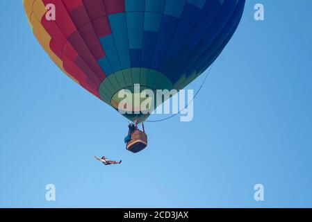 skydiver sort d'un ballon d'air chaud Banque D'Images