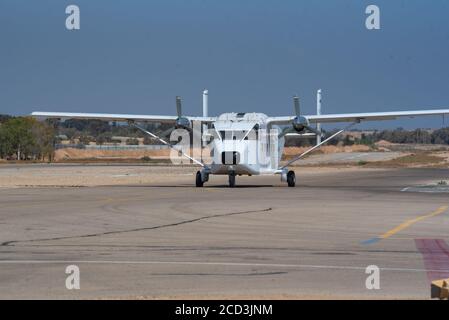 Court avion SC-7 Skyvan 3-100 au décollage avec un groupe de cavaliers à bord. Photographié dans un centre de Skydive en Israël Banque D'Images