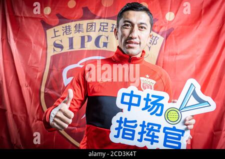 Odil Ahmedov, joueur de football ouzbek de Shanghai, le F.C. SIPG pose pour prendre une photo, Shanghai, Chine, 15 juillet 2020. *** Légende locale *** fachaoshi Banque D'Images