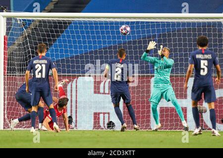 Chance avant le but de Paris pour Robert LEWANDOWSKI (M), avec Ander HERRERA (PSG), Thiago SILVA (PSG), goalwart Keylor NAVAS (PSG) et MARQUINHOS (PSG) action, football Champions League, finale, Paris Saint Germain (PSG) - FC Bayern Munich (M). 0: 1, le 23 août 2020 à l'Estadio da Luz à Lisbonne/Portugal. PHOTO: Peter Schatz/Pool via SVEN SIMON photo Agency. Ã‚| utilisation dans le monde entier Banque D'Images