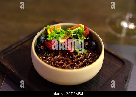 crème brûlée à la crème de sucre caramélisée décorée de baies et menthe Banque D'Images