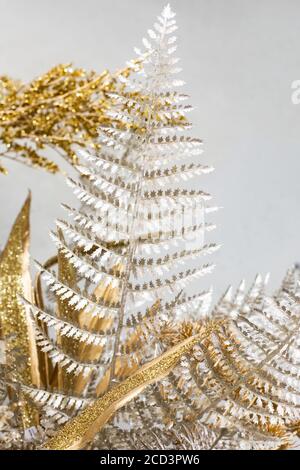 Branche de fougère dorée, décoration intérieure avec plantes dorées. Un élément de décoration chic. Belle et brillante grande fougères de feuilles recouvertes de peinture dorée Banque D'Images