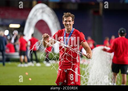 Leon GORETZKA (M) reçoit un morceau de goalnetz comme souvenir, Ligue des champions de football, finale, Paris Saint Germain (PSG) - FC Bayern Munich (M). 0: 1, le 23 août 2020 à l'Estadio da Luz à Lisbonne/Portugal. PHOTO: Peter Schatz/Pool via SVEN SIMON photo Agency. Ã‚| utilisation dans le monde entier Banque D'Images