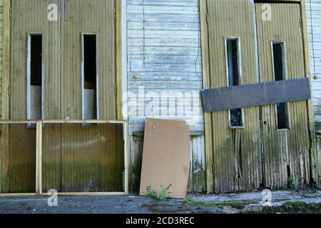 Deux portes en bois d'un bâtiment en bois abanoné, une porte est fermée par martelé avec des planches en bois Banque D'Images