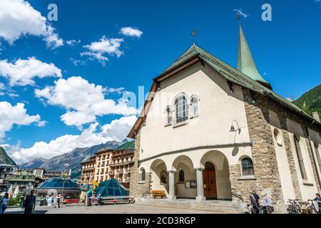 Zermatt Suisse , 2 juillet 2020 : façade avant vue sur l'église paroissiale de Saint Maurice à Zermatt Suisse Banque D'Images