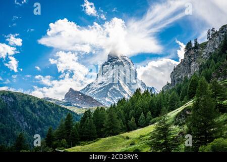 Vue panoramique sur le sommet du mont Cervin avec des nuages de neige Ciel bleu et nature verte en été à Zermatt en Suisse Banque D'Images