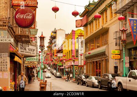 San Francisco, Californie, États-Unis - VUE sur Grant Avenue à Chinatown à San Francisco, Californie. Banque D'Images