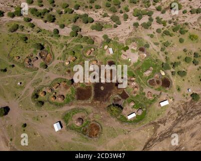 Vue aérienne de Maasai boma ou village rural familial sur la côte du lac salé de Natron dans la vallée du grand Rift, Tanzanie Banque D'Images