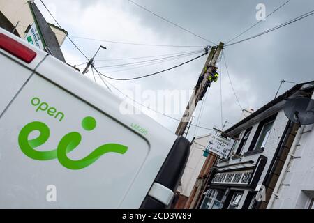 EIR Telecom ingénieur travaille sur les lignes d'un poteau à Ardara, dans le comté de Donegal, en Irlande Banque D'Images