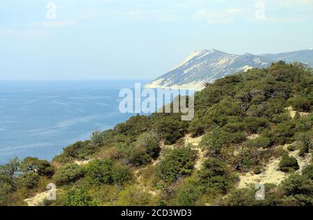 Photo de belles collines et rochers avec vue sur la mer d'en haut. Voyage publicitaire vers le Sud russe. Banque D'Images