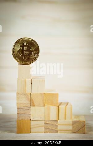 Hiérarchie d'entreprise. Le concept de stratégie avec bitcoin. Bitcoin d'or en haut debout sur une pyramide de blocs de construction en bois. Copiez l'espace. Banque D'Images