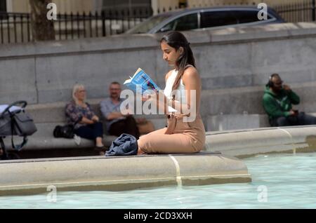 Londres, Royaume-Uni. 26 août 2020. Trafalgar Square commence à prendre vie le jour ensoleillé du mois d'août après le blocage du coronavirus. Credit: JOHNNY ARMSTEAD/Alamy Live News Banque D'Images