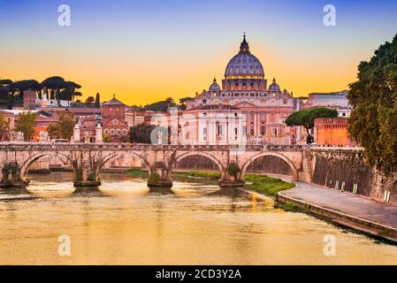 Rome, Italie - Cité du Vatican avec basilique San Pietro, coucher de soleil sur le fleuve Tevere. Banque D'Images