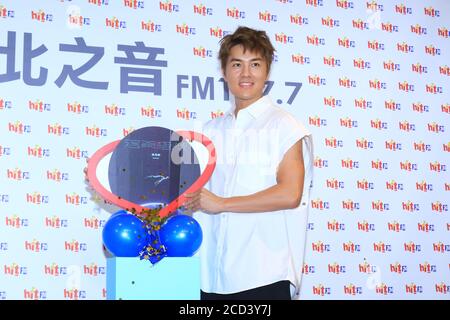 Kenji Wu, chanteur-compositeur, acteur et réalisateur taïwanais, se présente en T-shirt blanc pour promouvoir son nouvel album, Taipei City, Taiwan province, 23 juillet 202 Banque D'Images