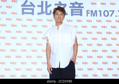 Kenji Wu, chanteur-compositeur, acteur et réalisateur taïwanais, se présente en T-shirt blanc pour promouvoir son nouvel album, Taipei City, Taiwan province, 23 juillet 202 Banque D'Images