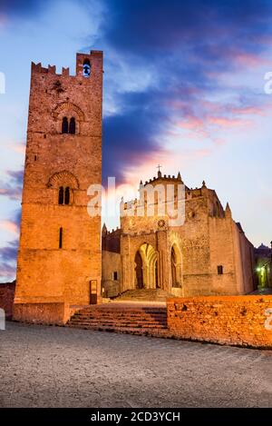 Erice, Sicile - basilique Santa Maria, architecture normande dans le sud de l'Italie, vue au crépuscule. Banque D'Images