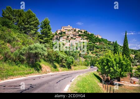 Gordes, France. Village perché de Gordes, département du Vaucluse dans la région Provence-Alpes-Côte d'Azur Sud-est de la France Banque D'Images