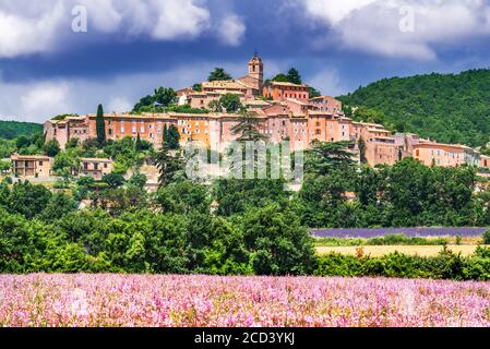 Banon, France - pittoresque village perché avec champs de lavande en Provence. Banque D'Images