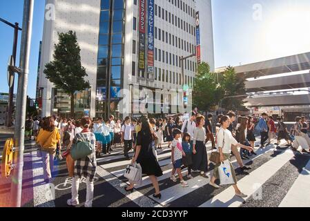 Piétons et acheteurs près de la gare de Nagoya, Japon. Banque D'Images