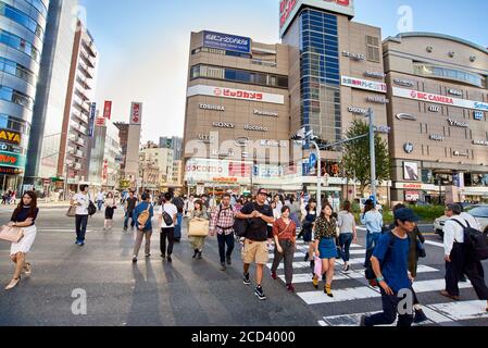 Piétons et acheteurs près de la gare de Nagoya, Japon. Banque D'Images