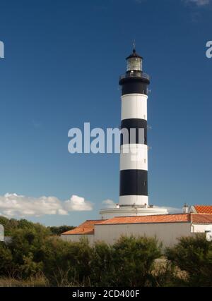 Phare avec ciel bleu et nuages d'été et toit en terre cuite à chassiron, île d'Oléron, France Banque D'Images